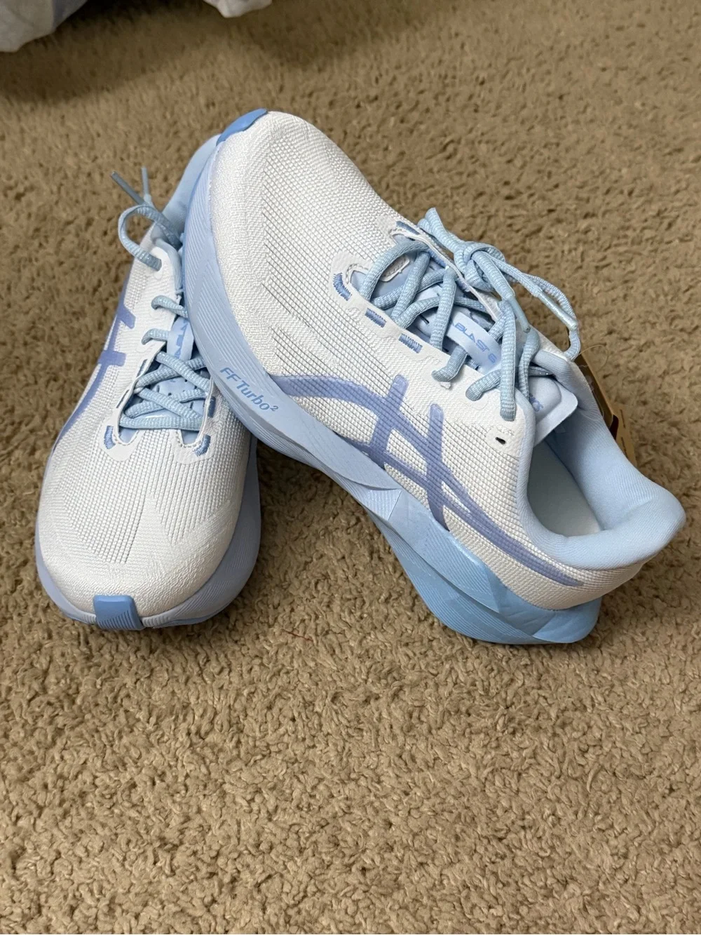 Asics Novablast 6 Women’s White and Light Blue Running Sneakers NEW size 7